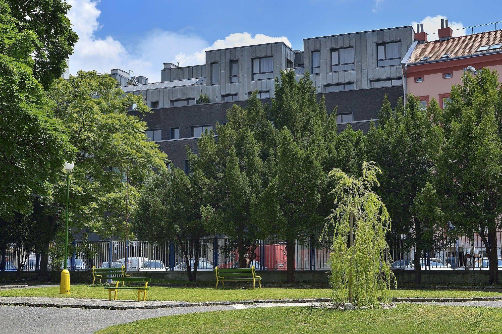 Ambiente Serviced Apartments - Dunajska Bratislava Luaran gambar