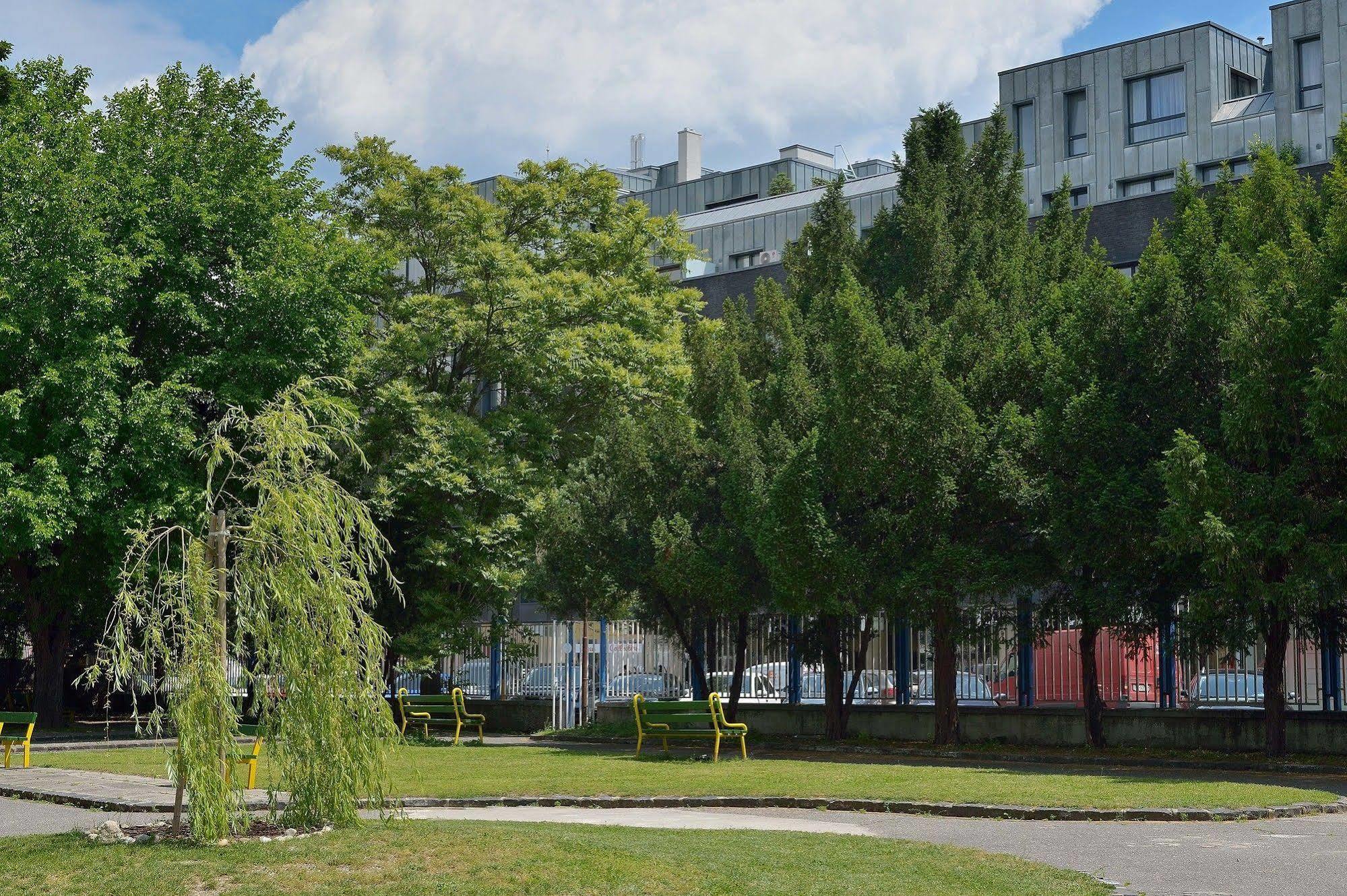 Ambiente Serviced Apartments - Dunajska Bratislava Luaran gambar