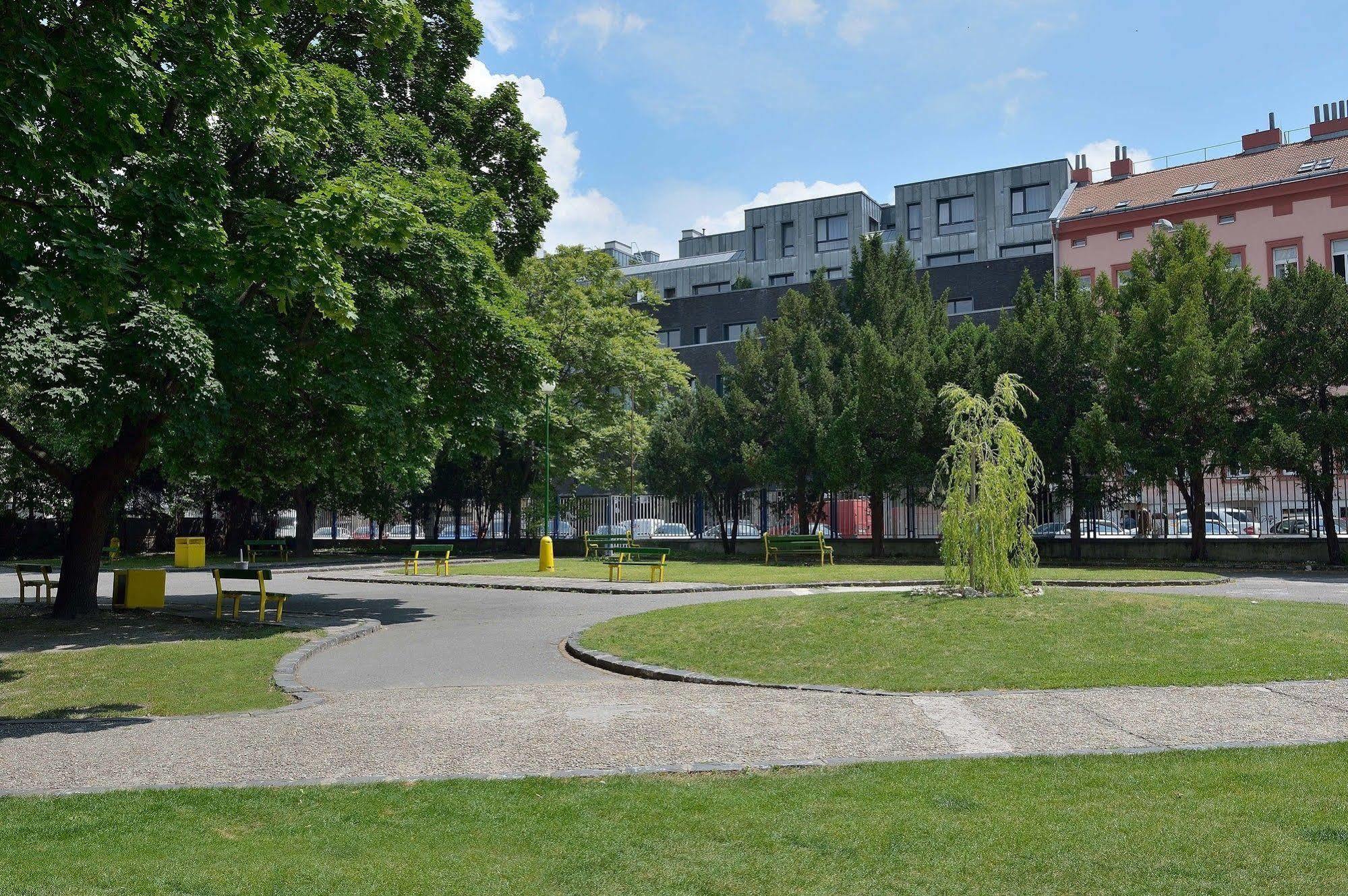 Ambiente Serviced Apartments - Dunajska Bratislava Luaran gambar
