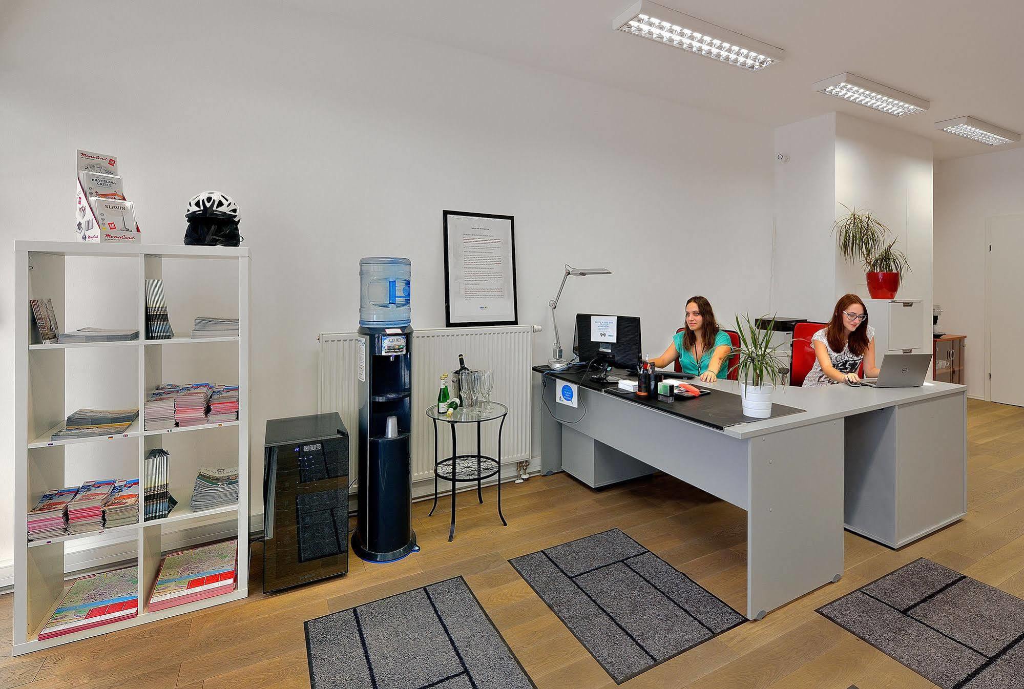 Ambiente Serviced Apartments - Dunajska Bratislava Luaran gambar