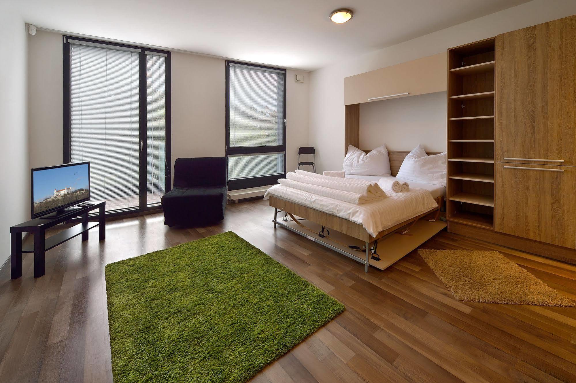 Ambiente Serviced Apartments - Dunajska Bratislava Luaran gambar