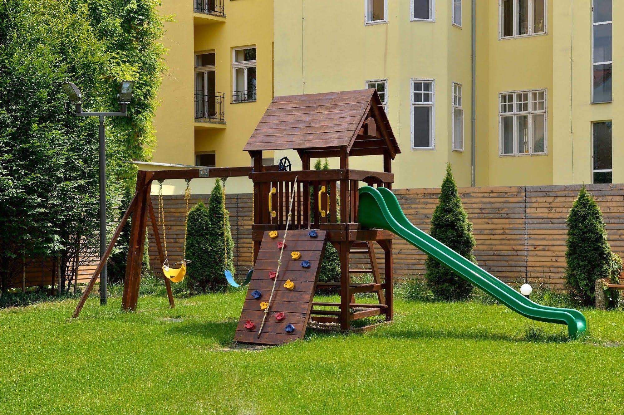 Ambiente Serviced Apartments - Dunajska Bratislava Luaran gambar